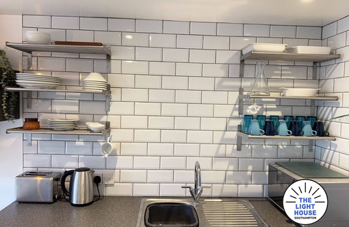 Southampton Casa | Welcome to The Light House a tranquil city retreat, with off road parking.