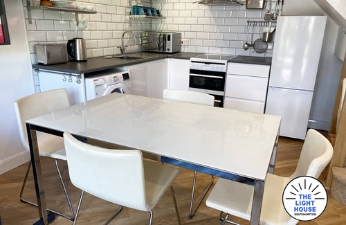 Southampton Casa | Welcome to The Light House a tranquil city retreat, with off road parking.