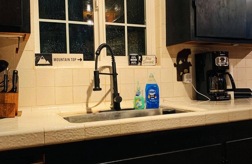 Shaver Lake Cabina | Welcome to The Lyon's Den in the beautiful East Village of Shaver Lake