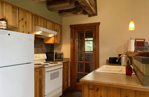 Silver Star Cabina | Welcome to the Treehouse cabin located by the cool waters of the Big Hole River