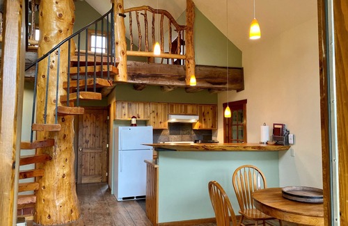 Silver Star Cabina | Welcome to the Treehouse cabin located by the cool waters of the Big Hole River