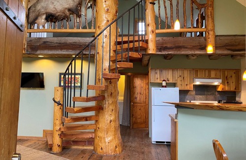 Silver Star Cabina | Welcome to the Treehouse cabin located by the cool waters of the Big Hole River