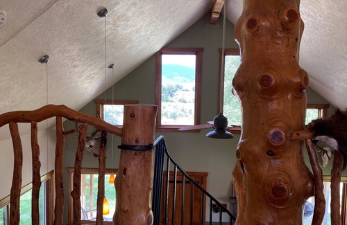 Silver Star Cabina | Welcome to the Treehouse cabin located by the cool waters of the Big Hole River
