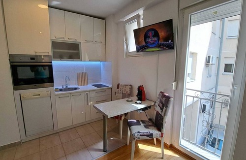 Đeram Apartamento | Welcome to the warm and cozy Maya's home, located on historical part of Vracar.