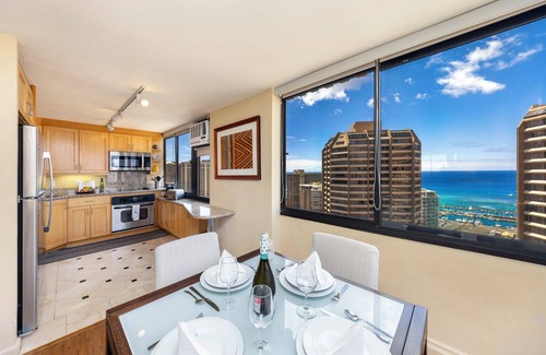 Waikiki Condominio | Beautiful condo vacation rental at Windsor Waikiki 30 nights minimum