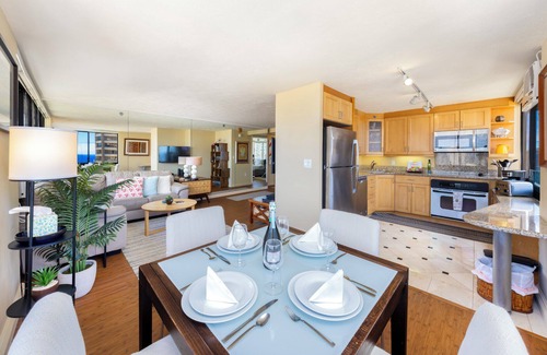 Waikiki Condominio | Beautiful condo vacation rental at Windsor Waikiki 30 nights minimum