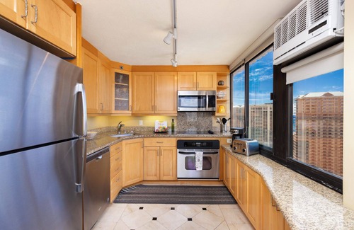Waikiki Condominio | Beautiful condo vacation rental at Windsor Waikiki 30 nights minimum