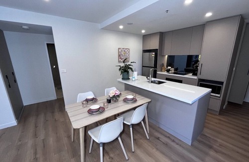 Phillip Apartamento | Welcome to your contemporary 2-bedroom, 2-bathroom apartment in W2 Canberra.
