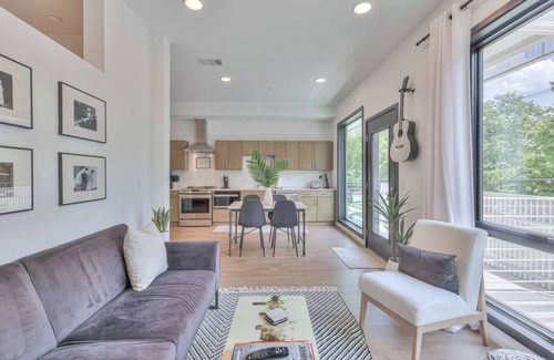 Edgehill Apartamento | Welcome to your Nashville getaway! This modern 1-bedroom, 1-bath condo is located in the heart of Downtown, just steps from Broadway’s live music, incredible dining, and local attractions. Perfect for couples, solo travelers, or business guests.