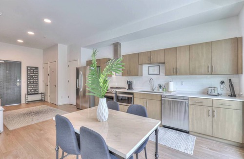 Edgehill Apartamento | Welcome to your Nashville getaway! This modern 1-bedroom, 1-bath condo is located in the heart of Downtown, just steps from Broadway’s live music, incredible dining, and local attractions. Perfect for couples, solo travelers, or business guests.