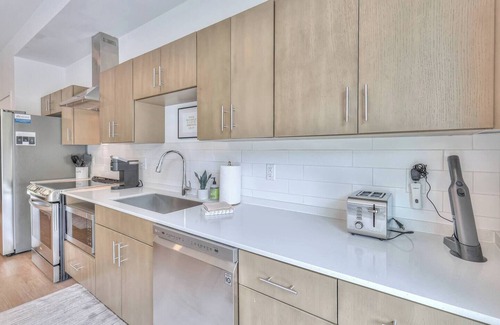 Edgehill Apartamento | Welcome to your Nashville getaway! This modern 1-bedroom, 1-bath condo is located in the heart of Downtown, just steps from Broadway’s live music, incredible dining, and local attractions. Perfect for couples, solo travelers, or business guests.