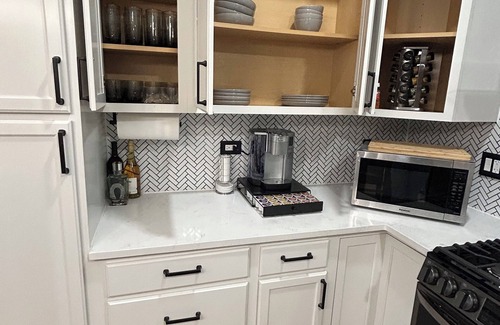 Des Plaines Casa | Welcome to your perfect getaway in our beautifully renovated home!