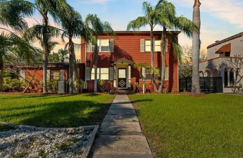St. Petersburg Casa | Tropical paradise awaits you. LGBTQ friendly.Resort style back yard and pool.
