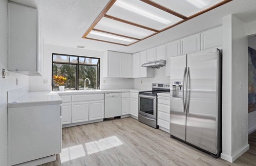 Hayward Casa | Welcome to your sanctuary in the serene Hayward Hills, with amazing bay views.