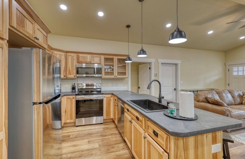 Rockerville Condominio | Rockerville Gold Town Lodging #8- This one-bedroom condo is your perfect home base for adventure and relaxation. Just minutes from Mount Rushmore, Crazy Horse Memorial, Custer State Park, Sturgis, and the Badlands.