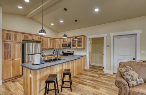 Rockerville Condominio | Rockerville Gold Town Lodging #8- This one-bedroom condo is your perfect home base for adventure and relaxation. Just minutes from Mount Rushmore, Crazy Horse Memorial, Custer State Park, Sturgis, and the Badlands.