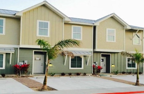 Corpus Christi Casa | ¡Bienvenido a su hogar lejos de casa! El parque acuático Waves Resort está a solo unos pasos.