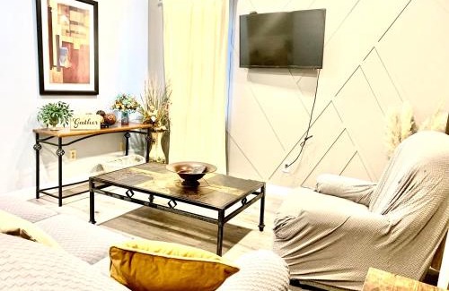 Berclair Casa | Welcome travel workers, King bed, 2br 1 ,5 ba, 4beds sleep 5, Valero, Blue oval