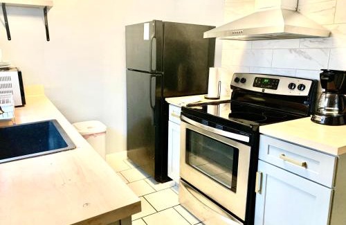 Berclair Casa | Welcome travel workers, King bed, 2br 1 ,5 ba, 4beds sleep 5, Valero, Blue oval
