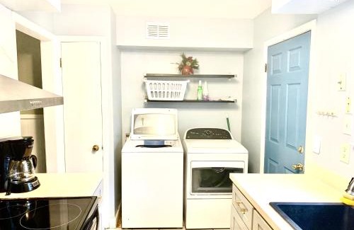 Berclair Casa | Welcome travel workers, King bed, 2br 1 ,5 ba, 4beds sleep 5, Valero, Blue oval