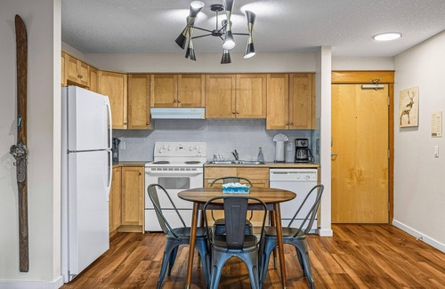 Cougar Creek Condominio | Welcoming 2 Bed/2 Ba-View-Pet-Gym-Parking-Wash/Dry