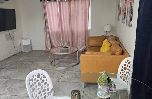 Las Vegas Apartamento | Welcoming 2-bedroom apartment with AC in vibrant Las Vegas