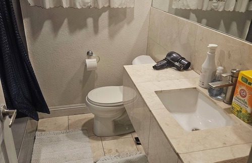 Las Vegas Apartamento | Welcoming 2-bedroom apartment with AC in vibrant Las Vegas