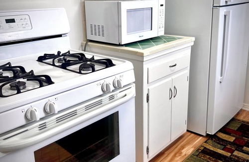 Los Angeles Apartamento | Welcoming 2-bedroom apartment in vibrant Los Angeles 15-minutes from the ocean.
