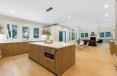 Andover Casa | Welcoming 2025 built: 4-bedroom 3.5-bath modern farm house @ charming Andover