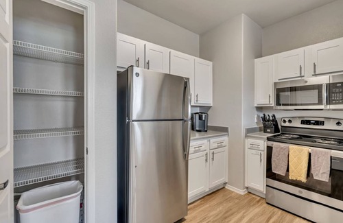 Clearfield Apartamento | Welcoming 2BR Pool Gym Near Hill AFB Lagoon