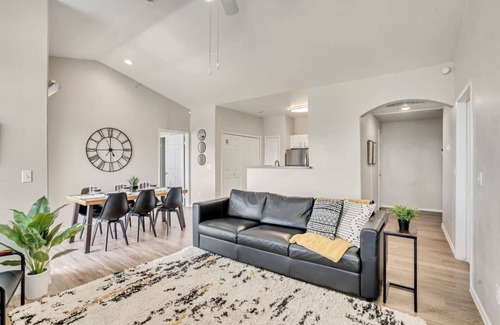 Clearfield Apartamento | Welcoming 2BR Pool Gym Near Hill AFB Lagoon