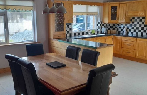 Ardnatrush Casa | Welcoming 3-bedroom 2 bed on suite bungalow with WiFi and sky tv in Kilgarvan