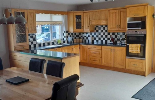 Ardnatrush Casa | Welcoming 3-bedroom 2 bed on suite bungalow with WiFi and sky tv in Kilgarvan