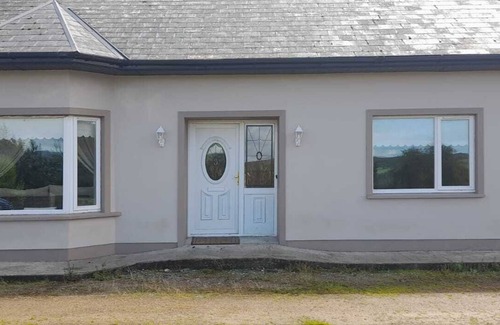 Ardnatrush Casa | Welcoming 3-bedroom 2 bed on suite bungalow with WiFi and sky tv in Kilgarvan