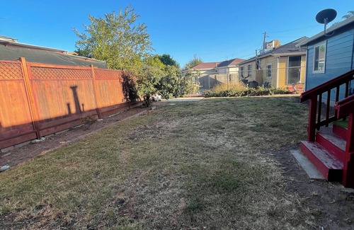 Oakland Casa | Welcoming 3-bedroom house with WiFi in Oakland near OAK airport and Arena.