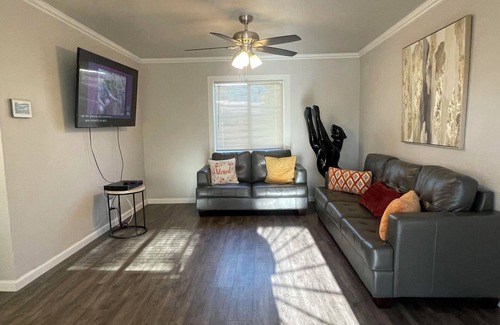 Oakland Casa | Welcoming 3-bedroom house with WiFi in Oakland near OAK airport and Arena.