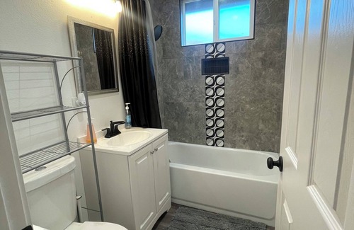 Oakland Casa | Welcoming 3-bedroom house with WiFi in Oakland near OAK airport and Arena.