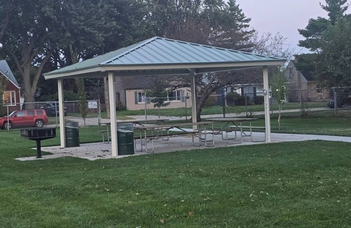 Eastpointe Casa | Welcoming 3BR Bungalow Retreat with WiFi minutes from Downtown Detroit