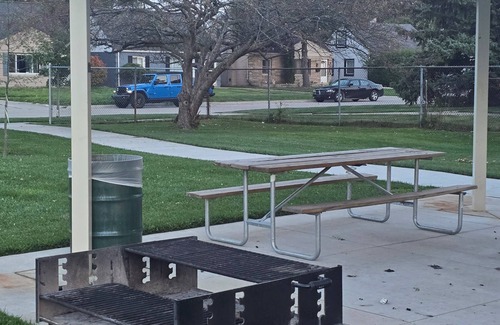 Eastpointe Casa | Welcoming 3BR Bungalow Retreat with WiFi minutes from Downtown Detroit