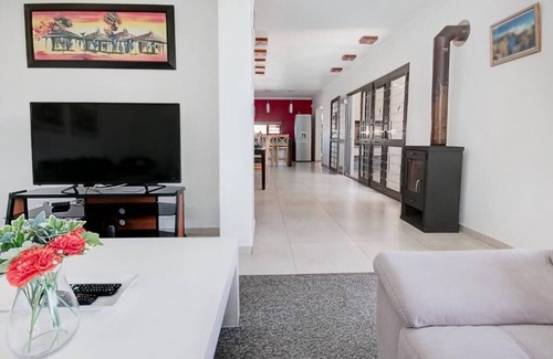 Bloubergstrand Casa | Welcoming 4-bedroom house with WiFi in Cape Town