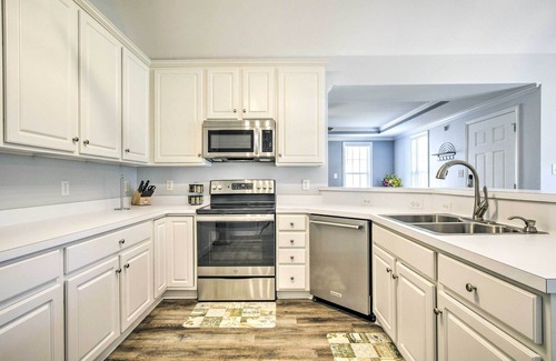 Apex Casa | Welcoming Abode w/ Yard ~ 1 Mi to Dtwn Apex!