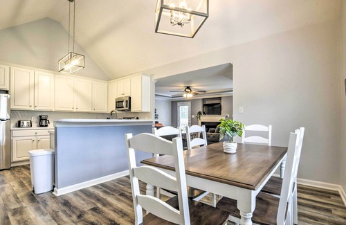 Apex Casa | Welcoming Abode w/ Yard ~ 1 Mi to Dtwn Apex!