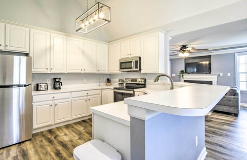 Apex Casa | Welcoming Abode w/ Yard ~ 1 Mi to Dtwn Apex!