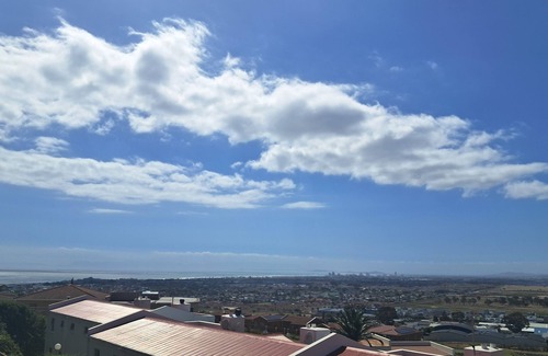 Mountainside Apartamento | Welcoming apartment with ocean view in peaceful Gordon's bay