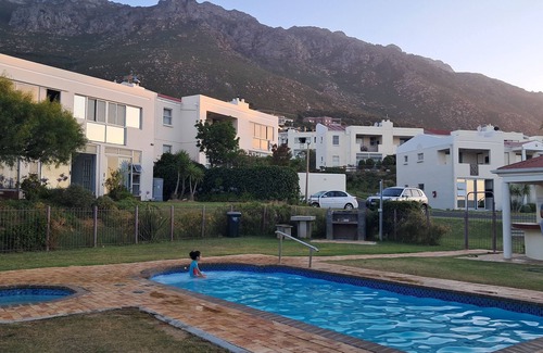Mountainside Apartamento | Welcoming apartment with ocean view in peaceful Gordon's bay