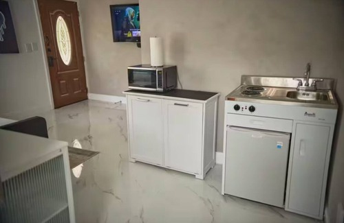 Northeast Miami Apartamento | Welcoming apartment with AC in vibrant Miami