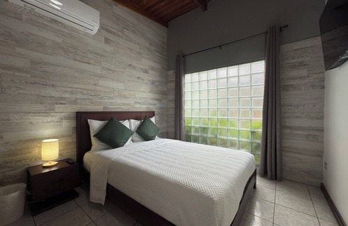 Agonia Cama Y Desayuno | Welcoming bed & breakfast with AC in Alajuela, near the airport,15 minutes away.