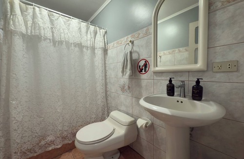 Agonia Cama Y Desayuno | Welcoming bed & breakfast with AC in Alajuela, near the airport,15 minutes away.