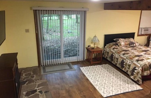 Briar Crest Woods Chalet De Esquí | Welcoming cozy Chalet with stone gas fireplace, fire pit on front deck