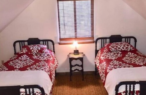 Briar Crest Woods Chalet De Esquí | Welcoming cozy Chalet with stone gas fireplace, fire pit on front deck